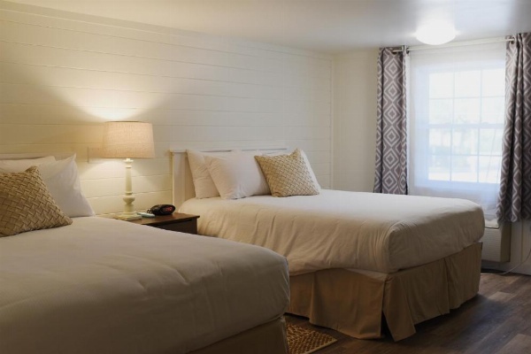 Sandwich Inn and Suites image 10